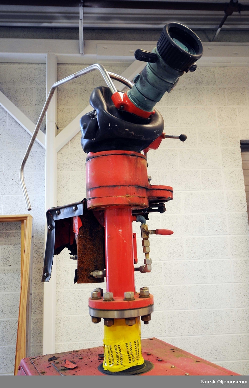 Brannsprøyte til brannslokking. Med ventilsystem og elektriske funksjoner og produsert i Norge i 1993.