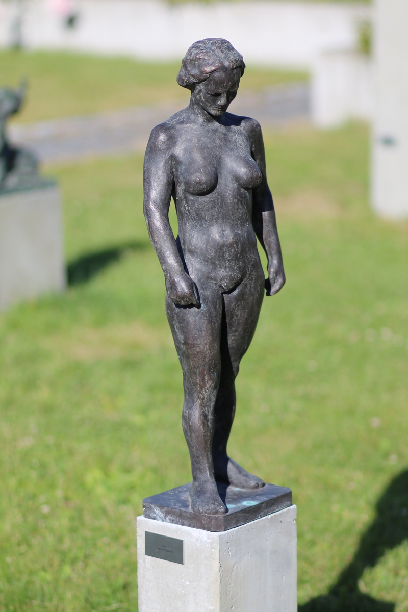Skulptur i bronse av en naken kvinne. Fædrelandsvennen kaller den for "LISE" i 1953.