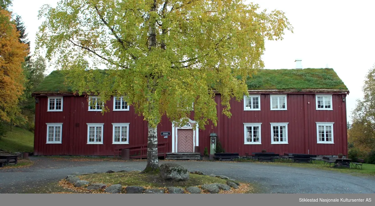 Trønderlån/våningshus i to etasjer, opprinnelig militær embetsmannsbolig fra gården Mo nordre, Stiklestad. Bygningen ble fredet etter vedtak av 19. april 1923. Vedtaket ble fattet en god del år før bygningen ble flyttet til Verdal museum. Oppførelse av bygningen skjedde i 1954-55.
