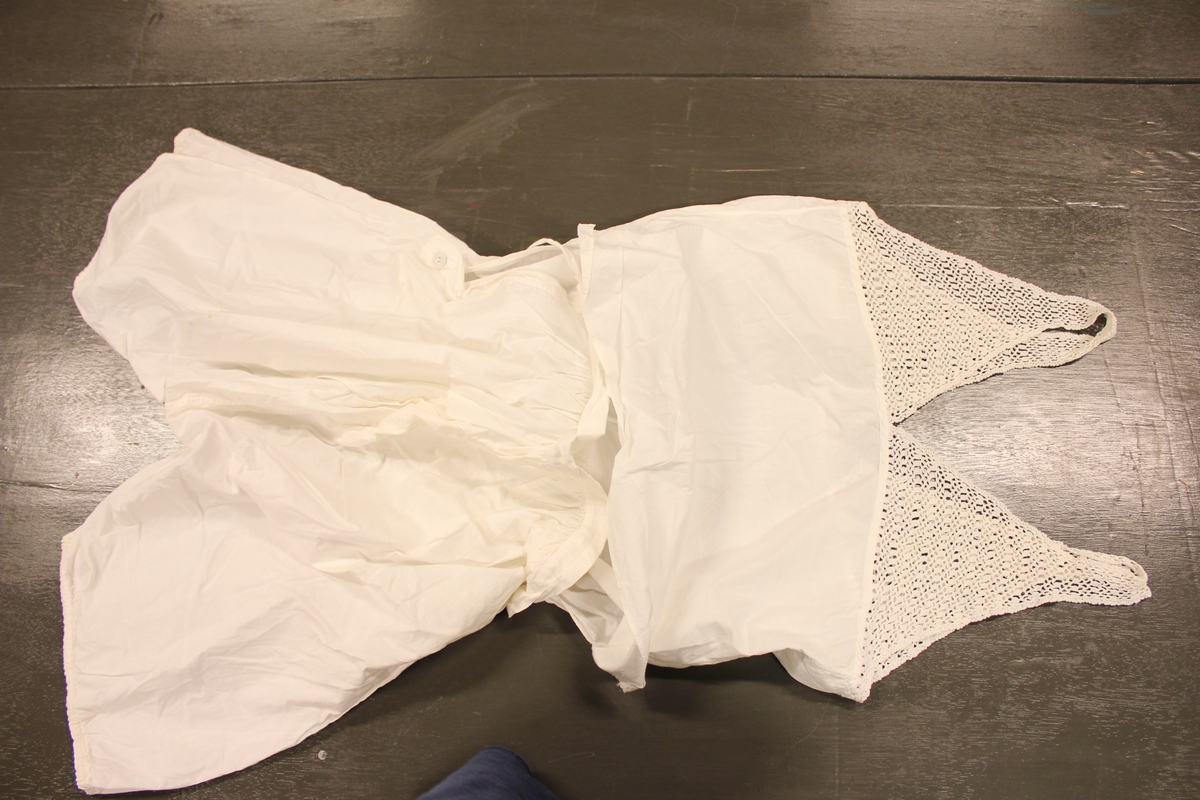 Hvitt undertøy til kvinne. Bukse og trøye i ett med heklet bærestykke. Har tilhørt "Margit Sørensen" fra Sjølingstad.