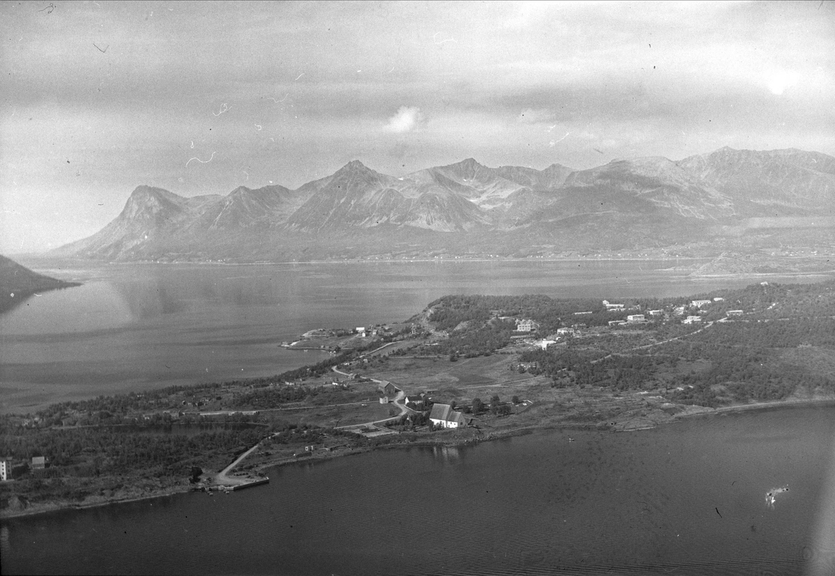 Flyfoto av Trondeneskirken og området rundt, med Grytøya i bakgrunnen.