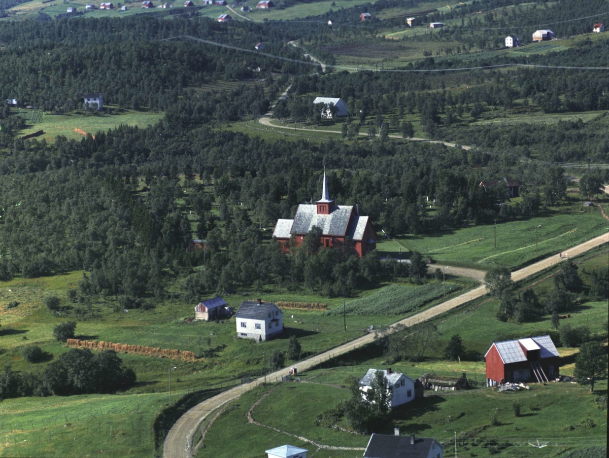 Flyfoto av hus og kirke i Sørvik.