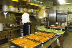 Fra kjøkkenet på QP-plattformen.  Bjørn Bjørnnes i arbeid.