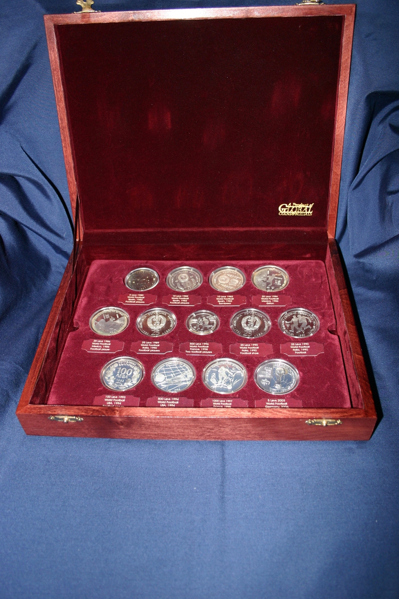 Samling av 13 minnemynter fra ulike verdensmesterskap i fotball, fra 1980 - 2006. Gave fra Bulgarias fotballunion. Diameter fra 3 til ca 4 cm.