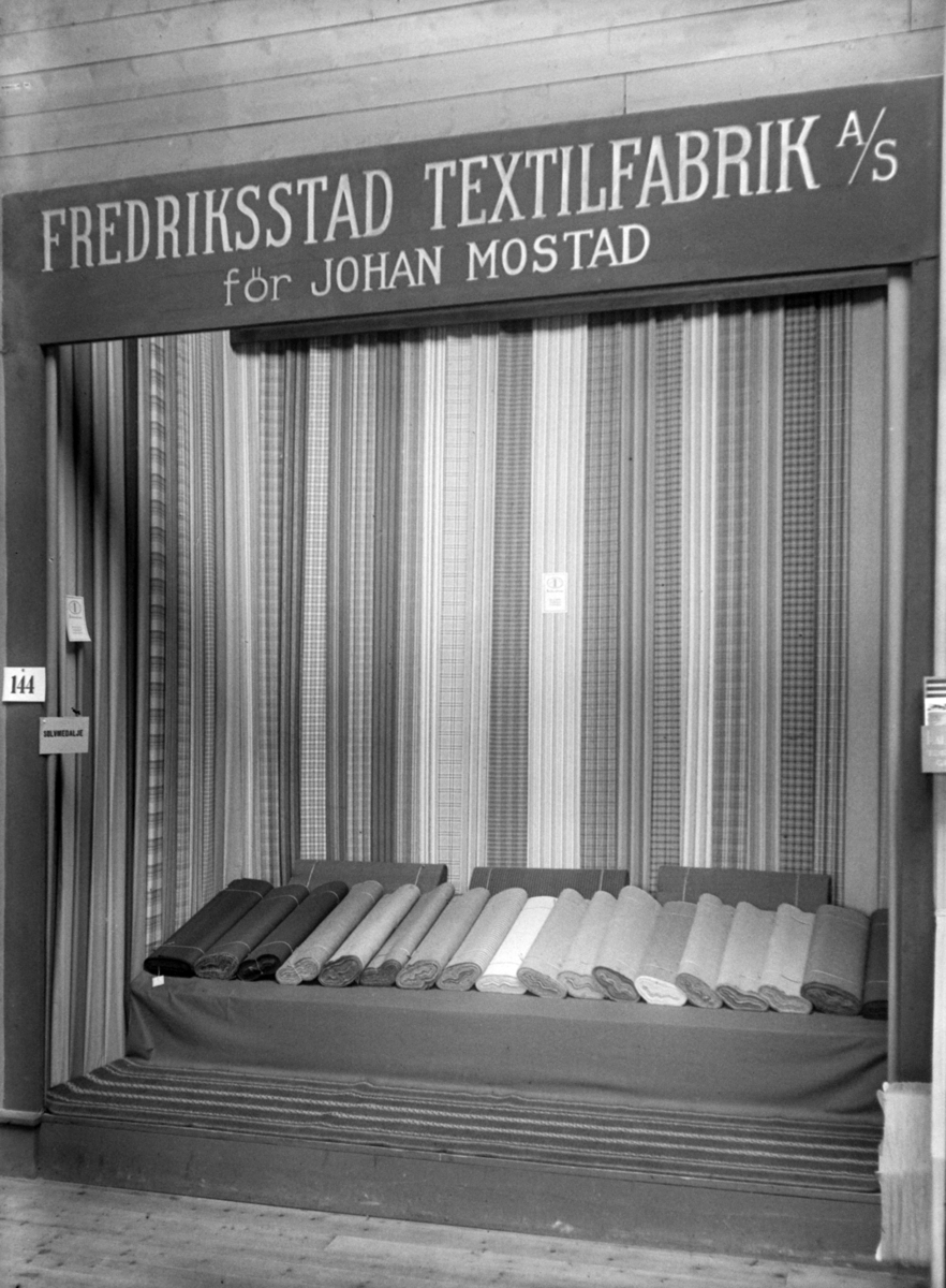 Utstilte stoffruller for Fredriksstad Textifabrik A/S.