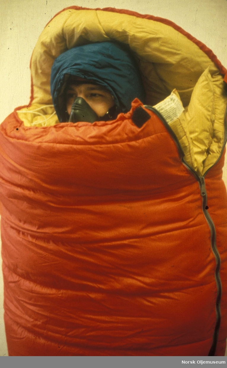 Scrubber, jakke. Toralf Viken er  inne
i sovepose på Diving Unlimited.
Ca. 1983. Polar Bear III.
