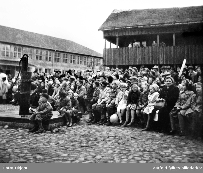 Fra Smålensmarken i 1952 på Borgarsyssel Museum, publikum ser teaterstykket "Den pantsatte bondedreng" av Ludvig Holberg.