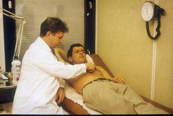 Bedriftslegen i Elf undersøker en ansatt.