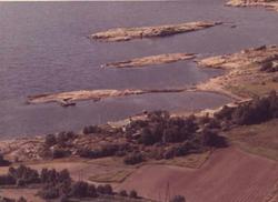 Oversiktsbilde over badestedet Flåtavika i Engelsviken. 10/0