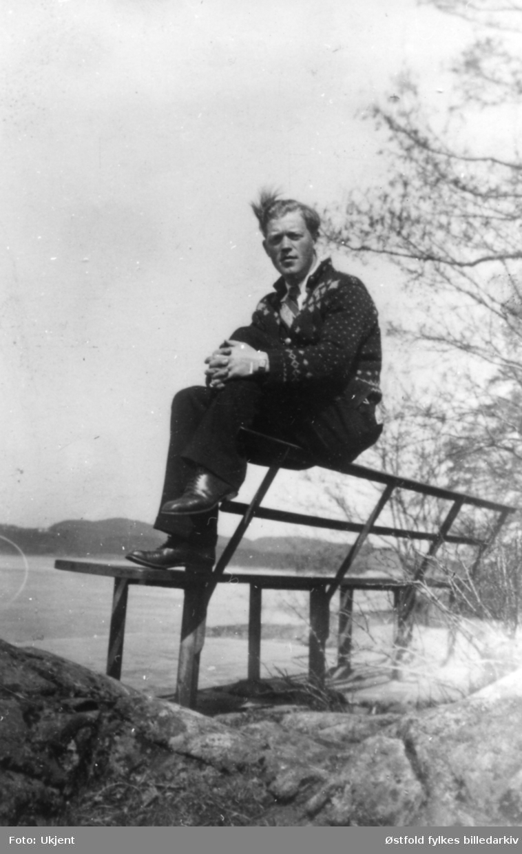 Sommerstemning på Halløkkfjellet der papirlager Nord ligger nå, ca. 1943. Robert Næsse i lusekofte som han fikk i forlovelses- tida. Robert F. 1916.