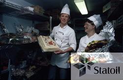 Jan Åge Olsvik og Anne Marie Aarsvold bærer fram en liten de