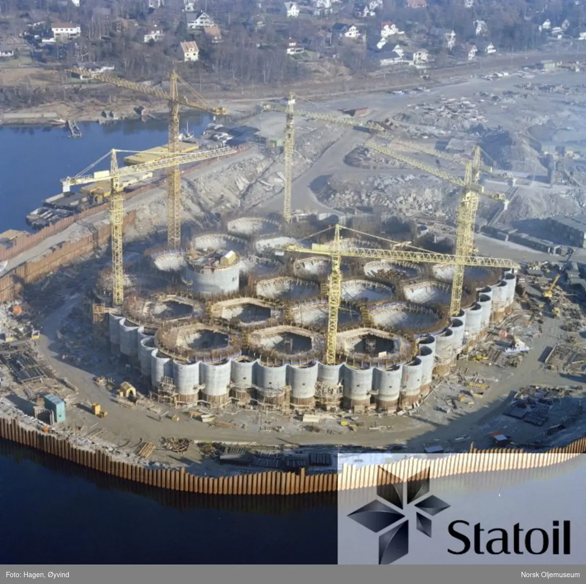 Betongunderstellet til Statfjord C er under bygging i tørrdokken til Norwegian Contractors i Hinnavågen ved Stavanger.