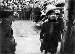 Tyskerjenter bringes inn til politistasjonen i Fredrikstad i