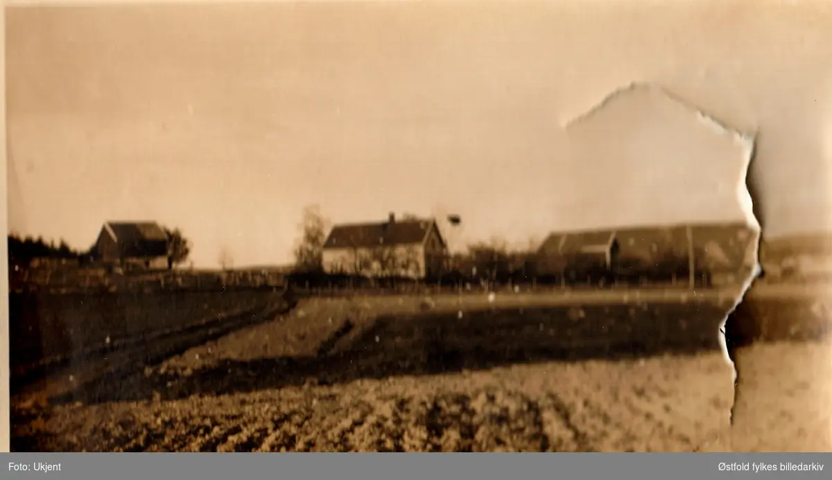 Amatørfoto av gården Røed i Tune 7. mai 1921.