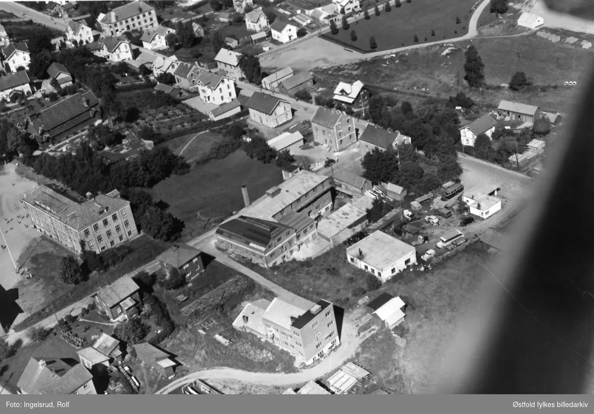 Oversiktsbilde fra boligstrøk i  Mysen  i Eidsberg, flyfoto 20. august 1953.
Mørstad møbelfabrikk (nå ombygd til kjøpesenter) midt i bildet. Smedgata på skrå ovenfor den, Arbeidersamfundet øverst til venstre. Bak fabrikken Skolegata, og gamle Mysen skole i venstre bildekant.