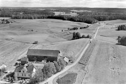 Flyfoto av gården  i Glomsrud 1956.
