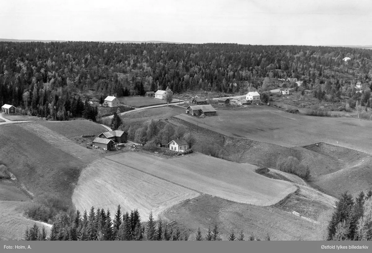 Gården Bredeghagen i Eidsberg, flyfoto fra 27. mai 1957.