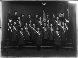 Tekst på eske: Grupper 1934.
Tekst på plate:  gruppe  jente