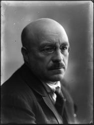 Portrett av ukjent mann med brille, fotoatelier, 1926.