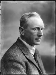 Portrett av ukjent mann, fotoatelier, 1926.