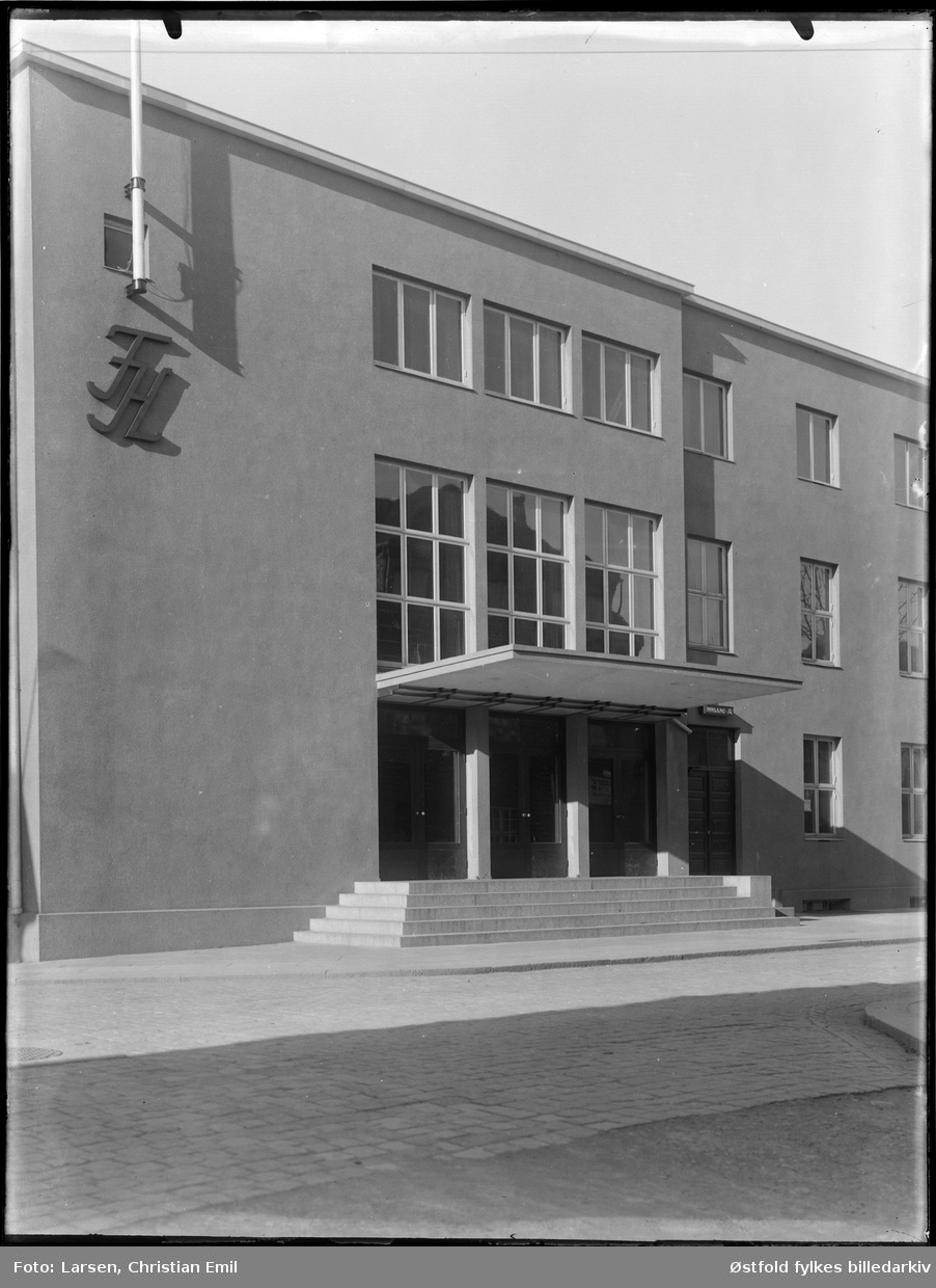 Folkets Hus i St. Mariegate 42 i Sarpsborg 1933. Nybygd. Eksteriør med inngangsparti.