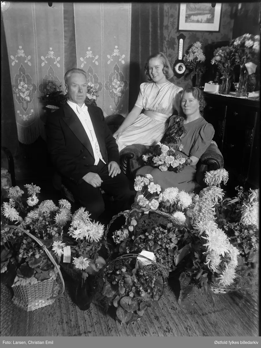 Festdekketstueinteriør med mange blomsterbuketter og planter. Klavestad, Sparebanken, 1944. Ukjent anledning. Jubileum?