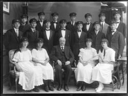 En gruppe med studenter ved Sarpsborg høirer Almenskole fotg