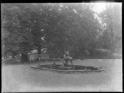 Gårdsplassen til Borregaard hovedgård i Sarpsborg . dam med 