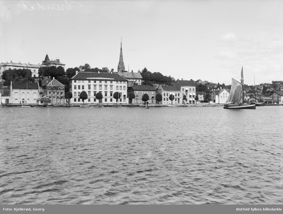 Arendal 1910, sett fra sjøsida. Antakelig Rådhusgaten.