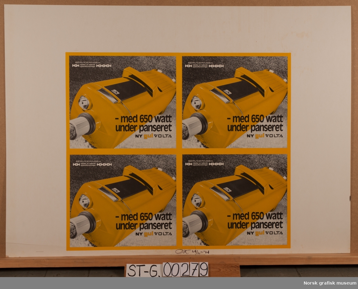 Reklameplakat for støvsuger fra Serviceringen. Teksten på reklamen er "-med 650 watt under panseret ny gul volta".  Datoen 28/2-71 skrevet på kanten av plakaten.