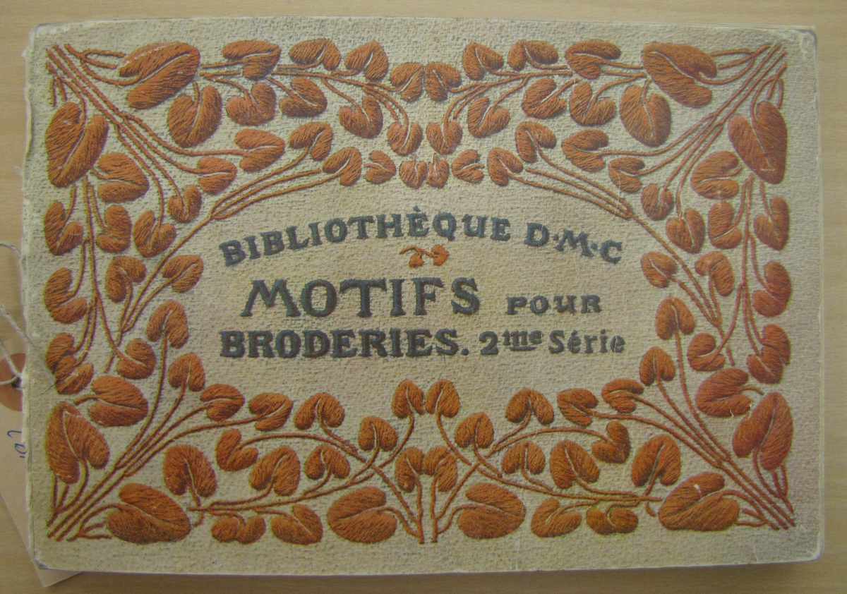 Bok ''Motifs pour Broderies Bibliotheque DMC''.