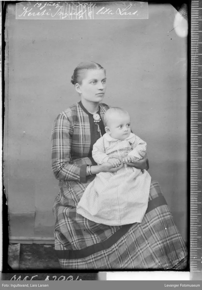 Portrett av kvinne med et barn på fanget.
