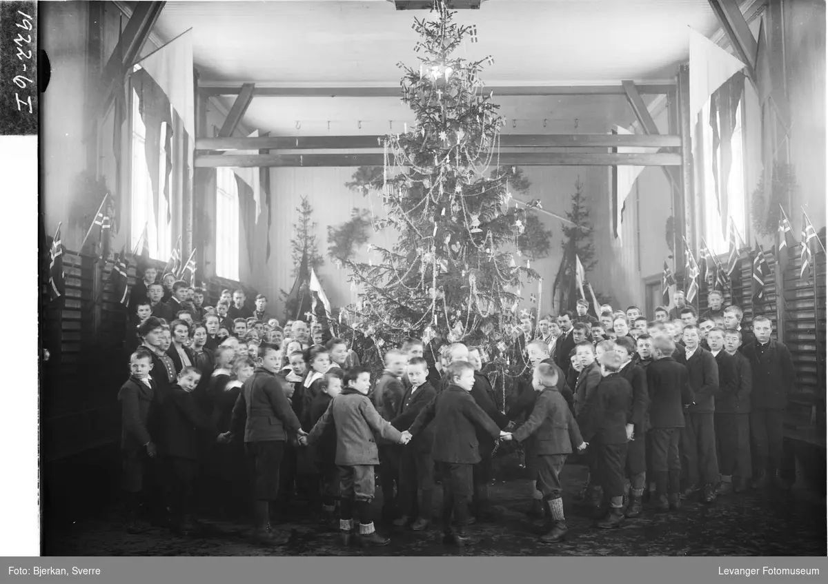 Juletrefest for barna på Røstad skole