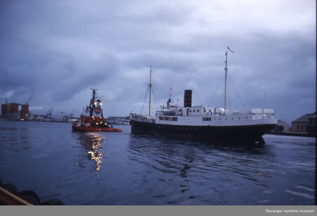 MS Gamle Rogaland slepes av "Habull" i Stavanger havn. 16.08.1991.