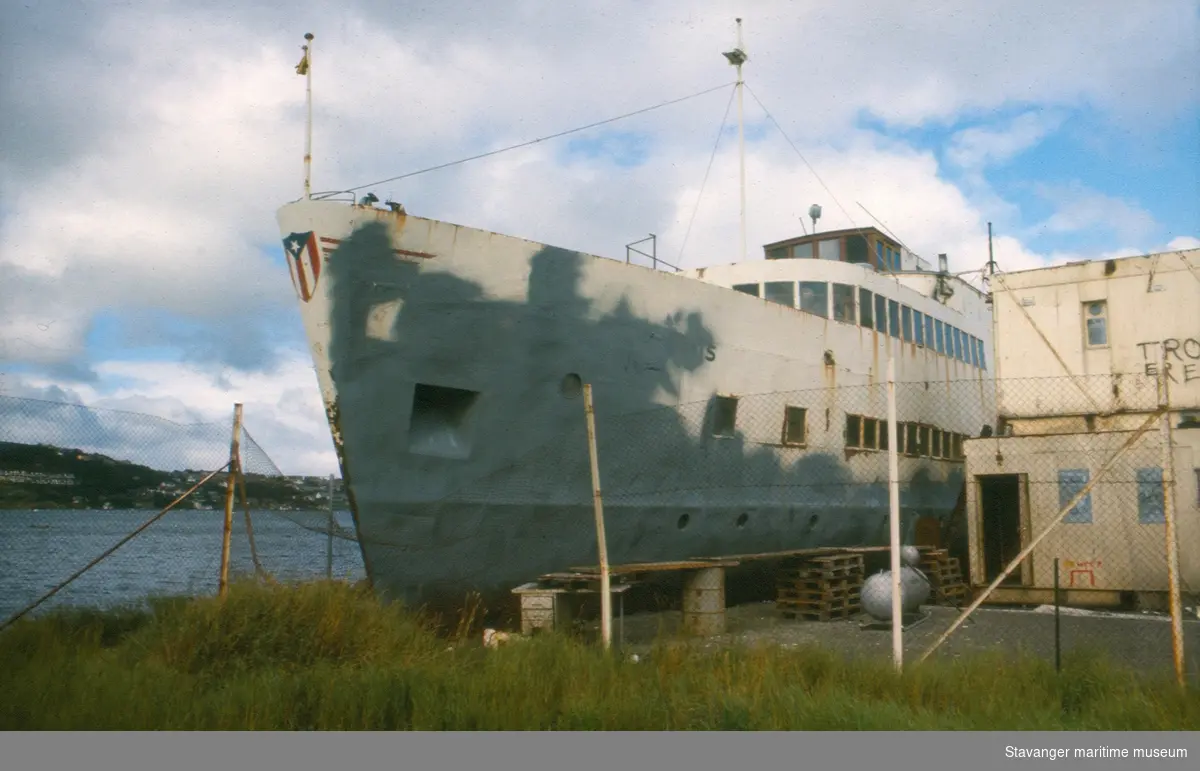 MS "Fjordbris"  (I) til kais, august 1980.