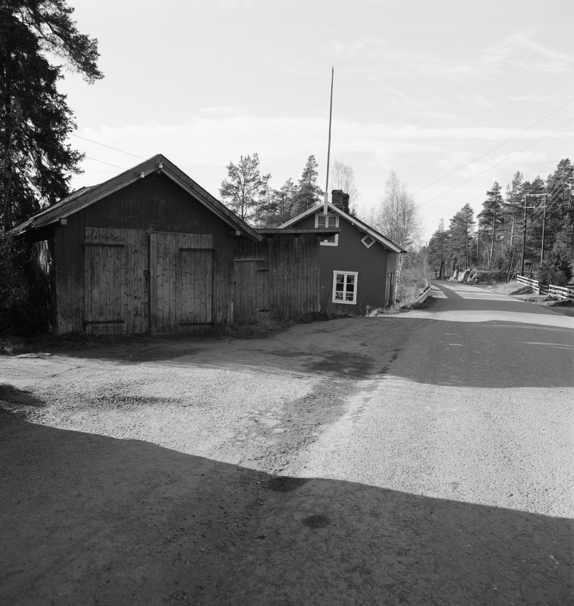 BEBYGGELSEN KLEVBAKKEN, ÅDALSBRUK. Revet garasje og uthus som tidligere lå mellom "Stupet"(Elverhøi) og "Dahls"(Falkheim), Klevbakken 75, 79. Løten.