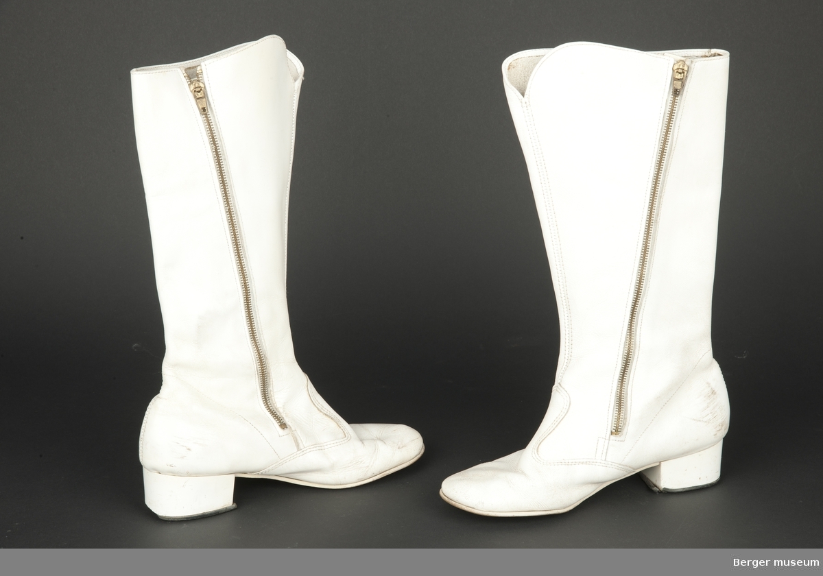 Høye hvite damestøvler med glidelås.