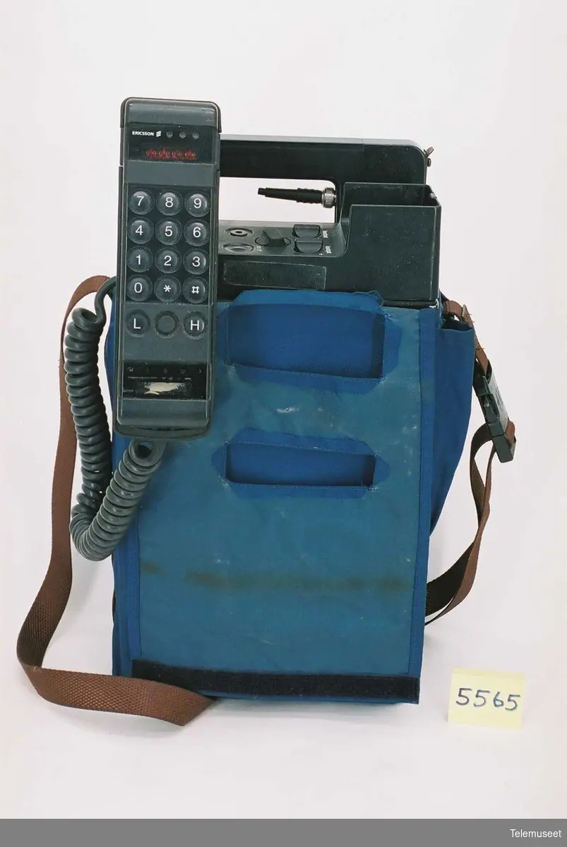 Ericsson 680 Portable
Telefone/Radiodelen
Serie nr: 422136
Code: RR-190240/5
Type: Carrving Case 680
Håndsettet:
Serie nr: 425051
Code: No/Dk 6X XXXXXX -KXX5
Type: Controll unit 80
En billader (5565B) Hella Tyskland ligger ved.