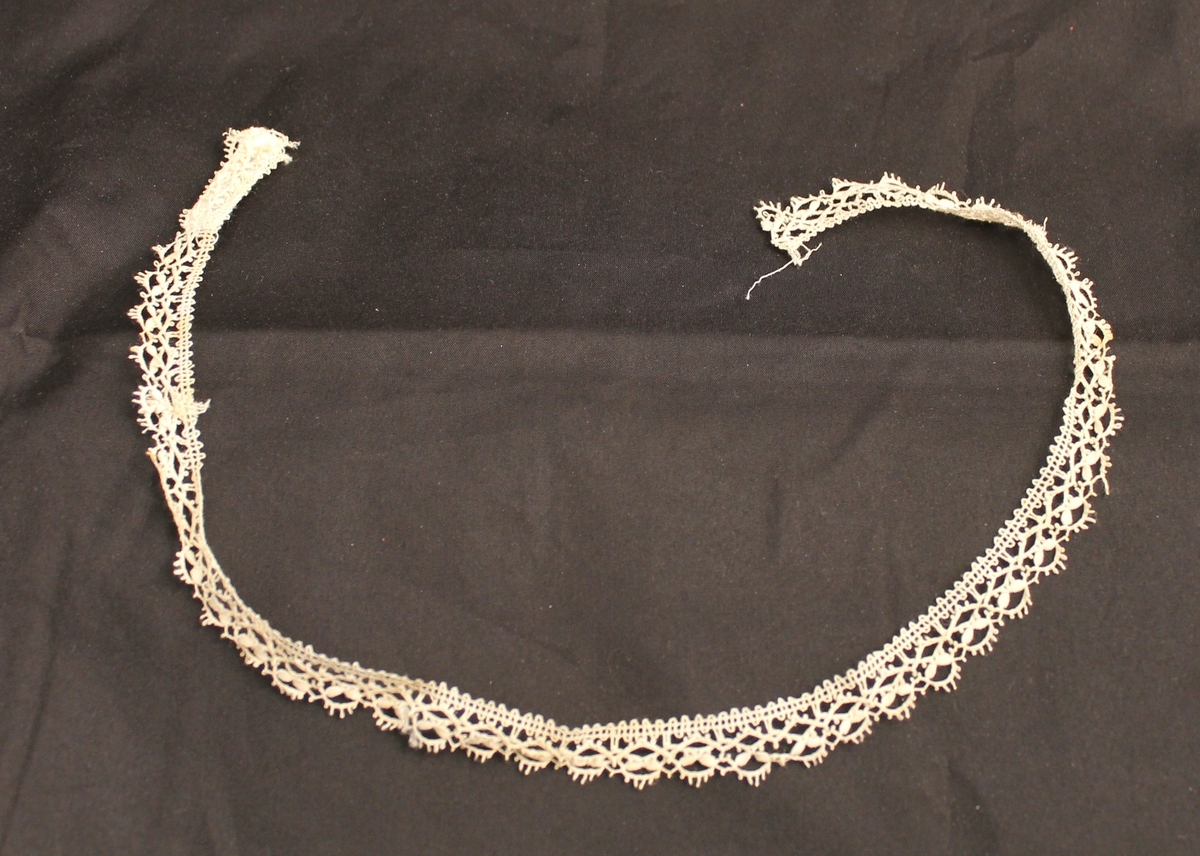 Buer med picoter, kryssende mandler i hver bue.