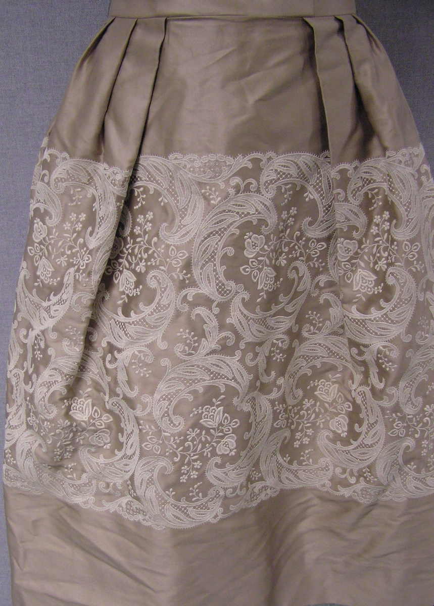 Felt med blomster ( paisley motiver ) midt på skjørtet.