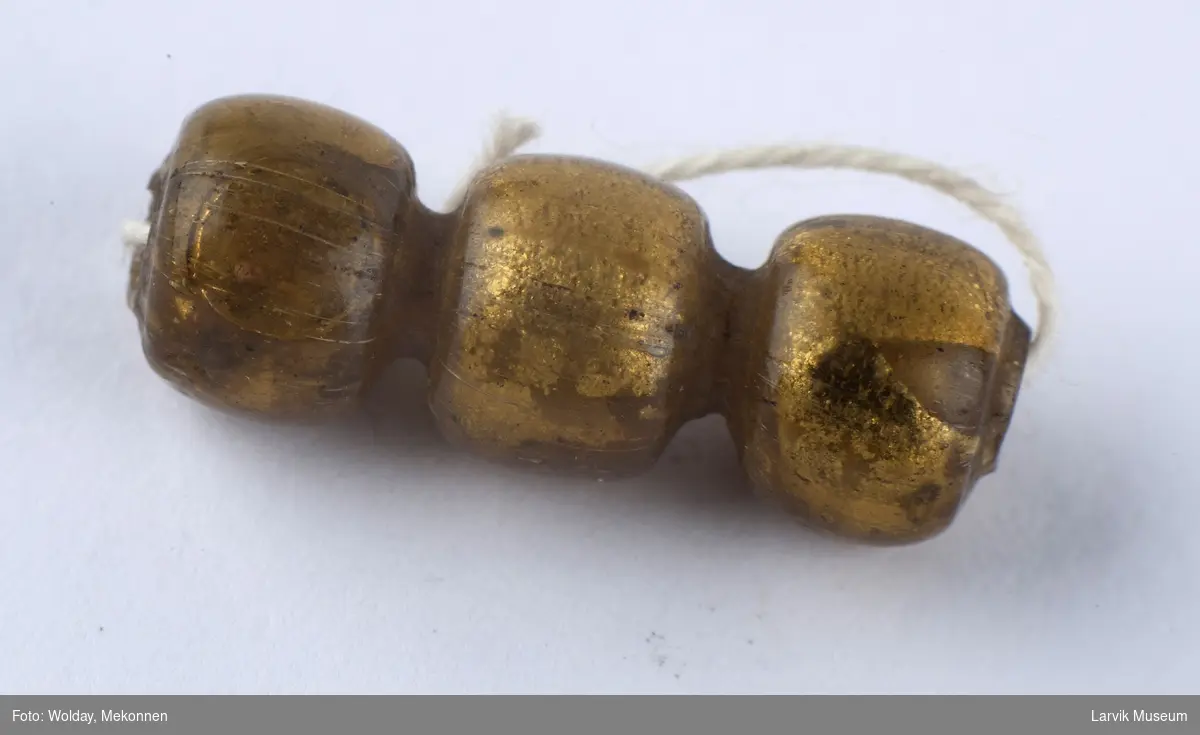 Form: tredelt, gylden glassperle
