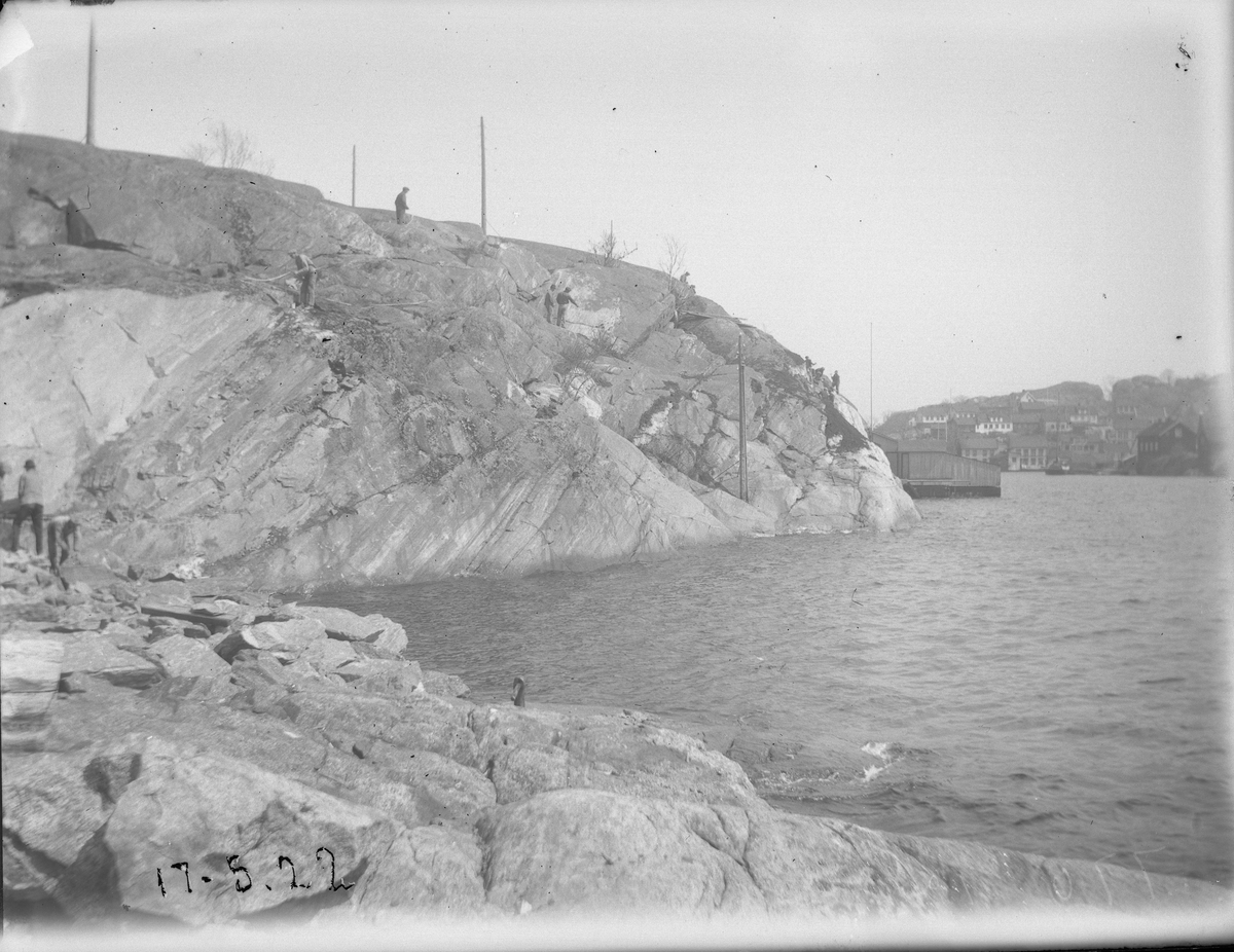 Folk i fjellsiden ved gamle Skrubben. Kragerø 17/5-1922
