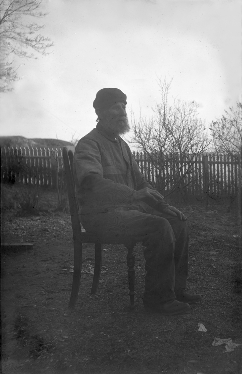 Mann med skjegg sittende på stol - modell for den gamle mannen i E.Munchs maleri "Historien"