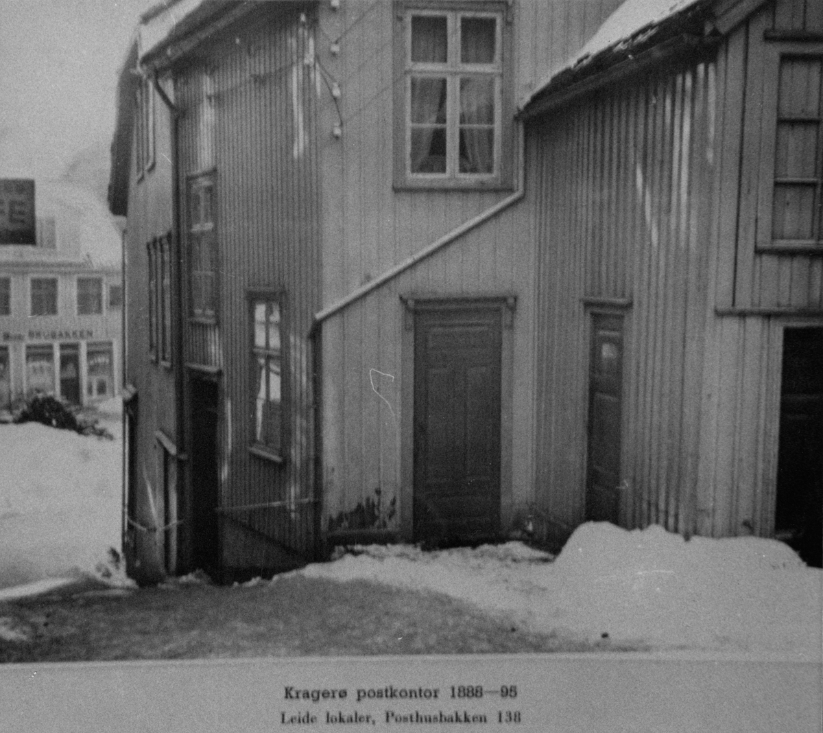 Kragerø postkontor 188-1895, leide lokaler i posthusbakken 138. Huset hvor urmaker Arvid Hanssen butikk var i mange år. Huset brant ned 19 April 2009. Det er nå bygget opp igjen. Blomsterbutikken Ch. Hiis er nå i lokalene.