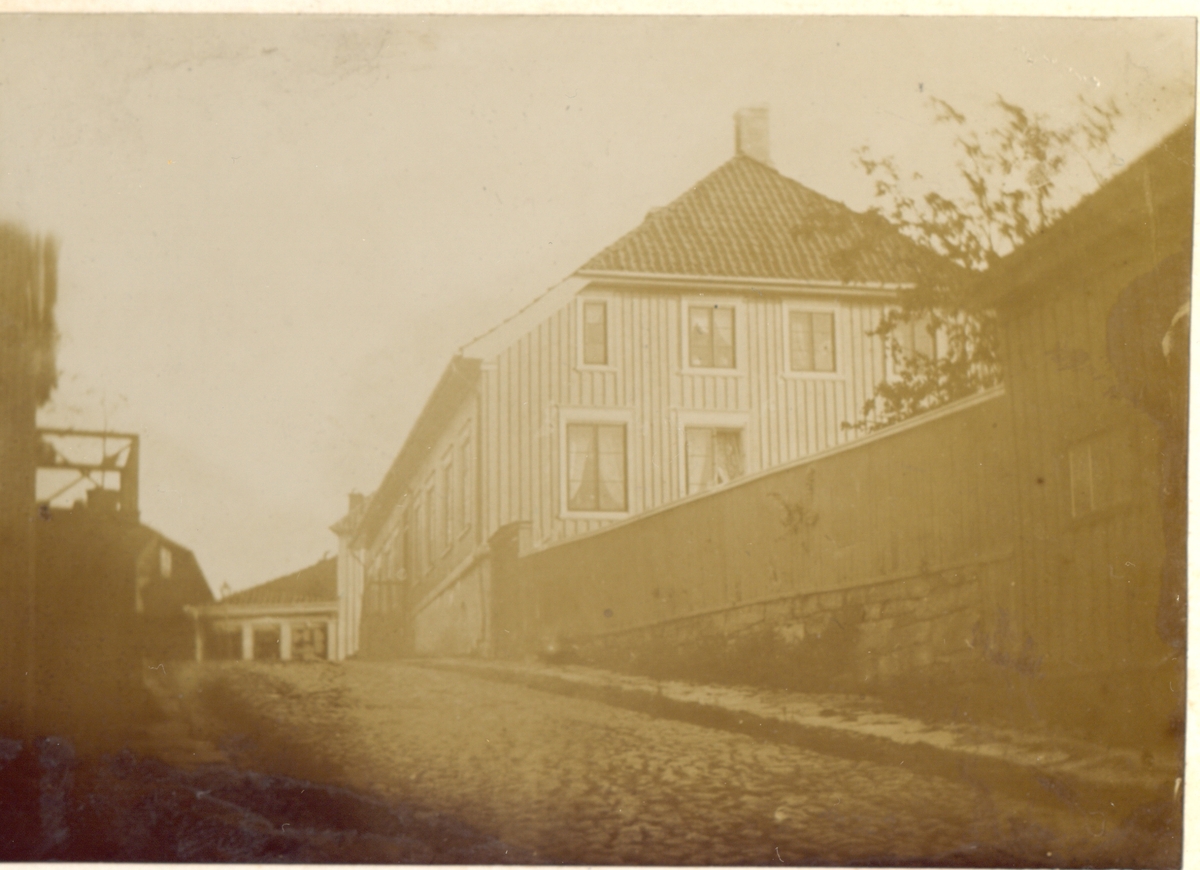 Serie bilder fra gamle Skien tatt før 1886