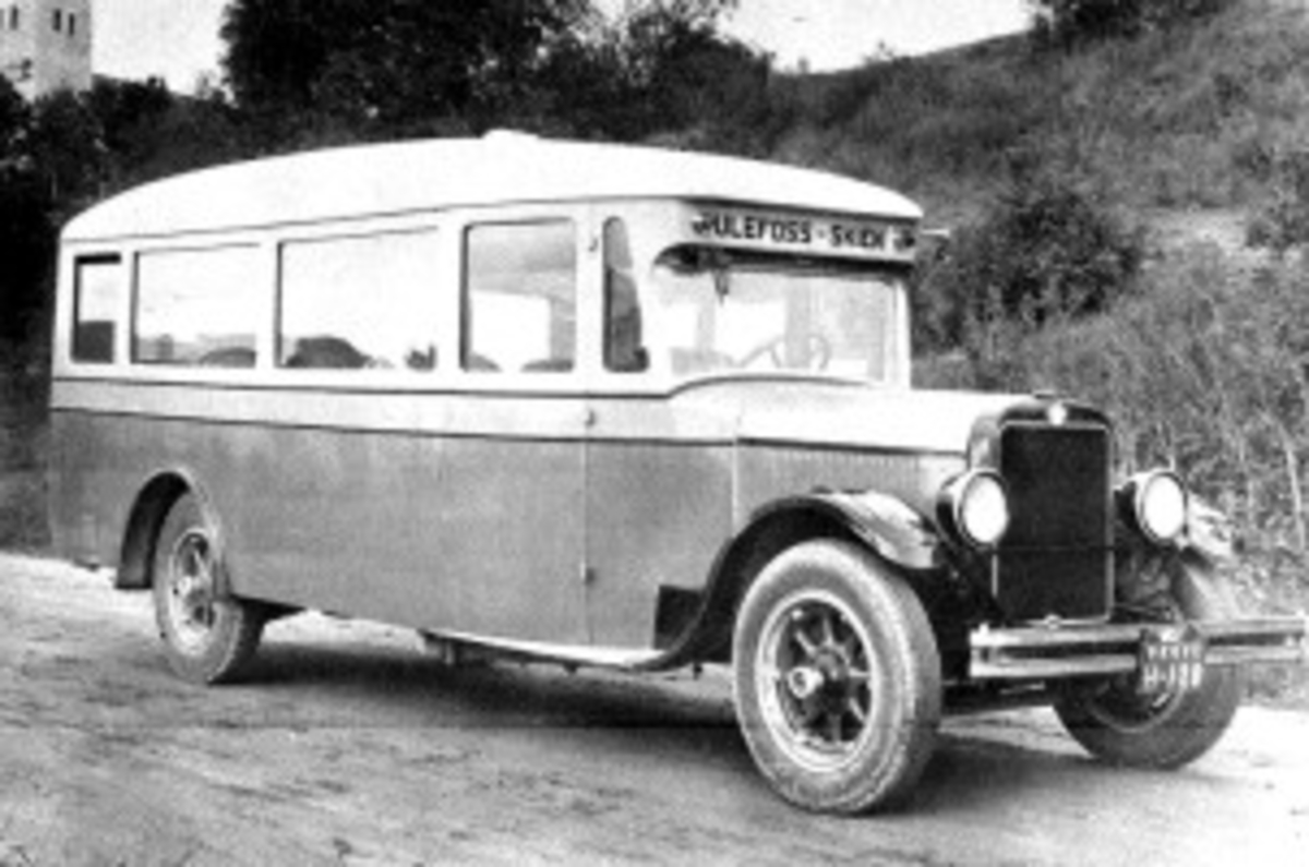 Buss Ulefos-Skien bygd av Bjørges karosserifabrikk.
Bussen er trolig en GMC årsmodell ca. 1930, og flunk ny, siden den kjører på prøvenummer.