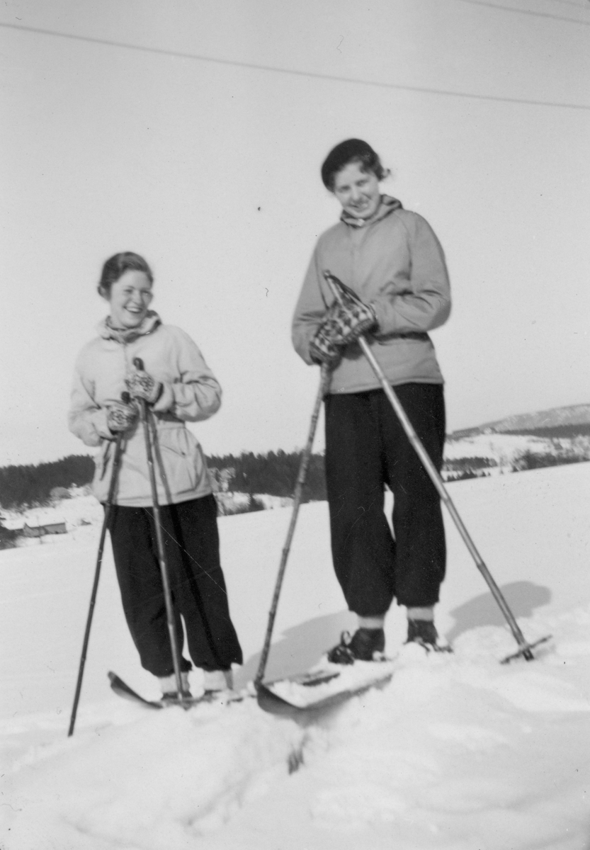 Motiv av to jenter på skitur