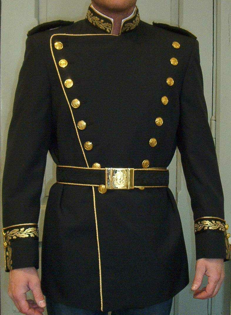 Uniformen består av jakke, bukse og belte.
