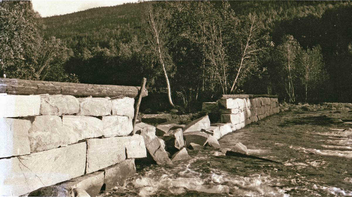 Jøist? 1918. Mur av tilhogne blokker, delvis nedrast