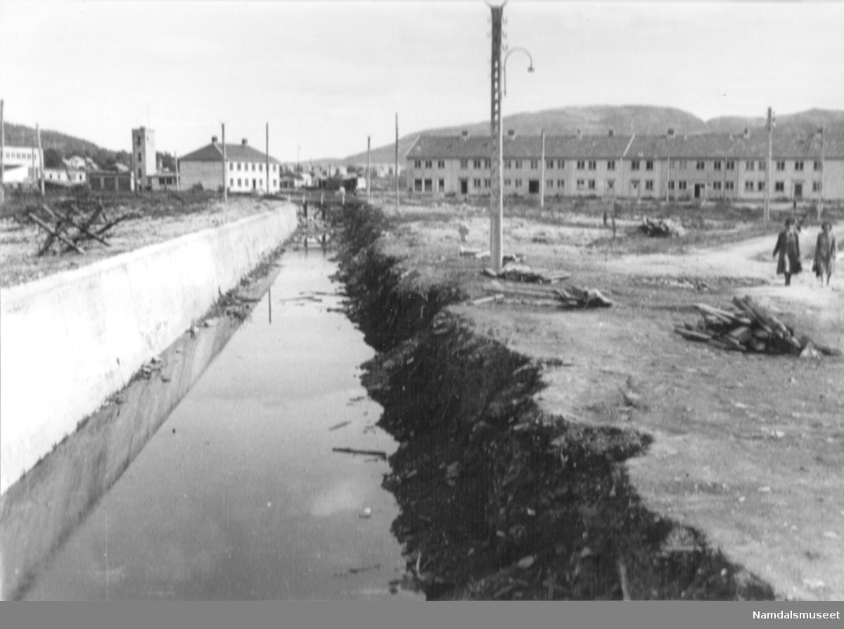 Bybilde, Namsos. "Den Engelske kanal": Tankgraven som tyskerne grov tvers over byen i 1944.